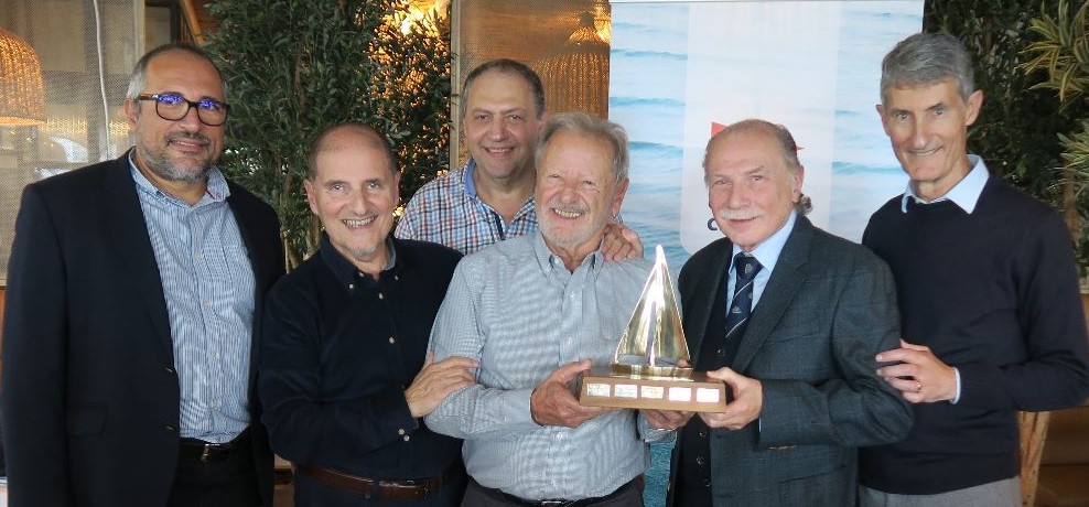 Commodore Wilfred Sultana presents Winston Urpani with the Commodore’s Award for 2022 in the presence of the Malta Cruising Club Committee members.
